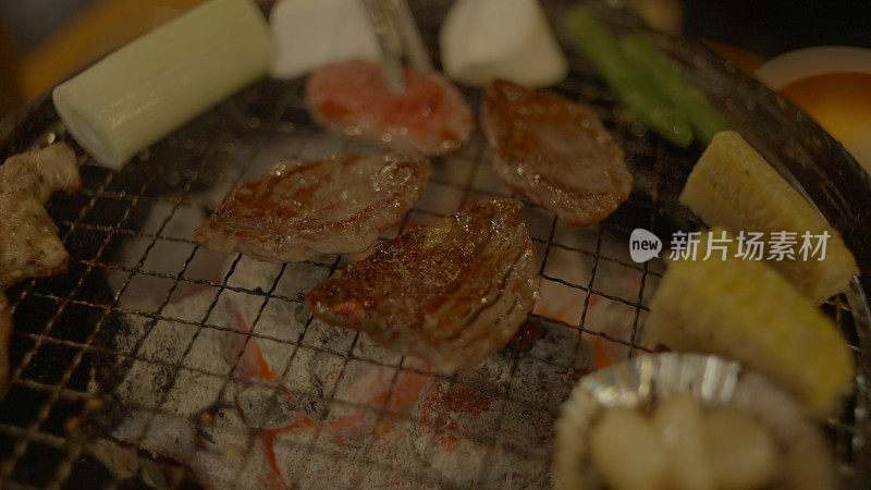 在韩国首尔市中心，一名亚洲游客享受着传统的韩国烤肉