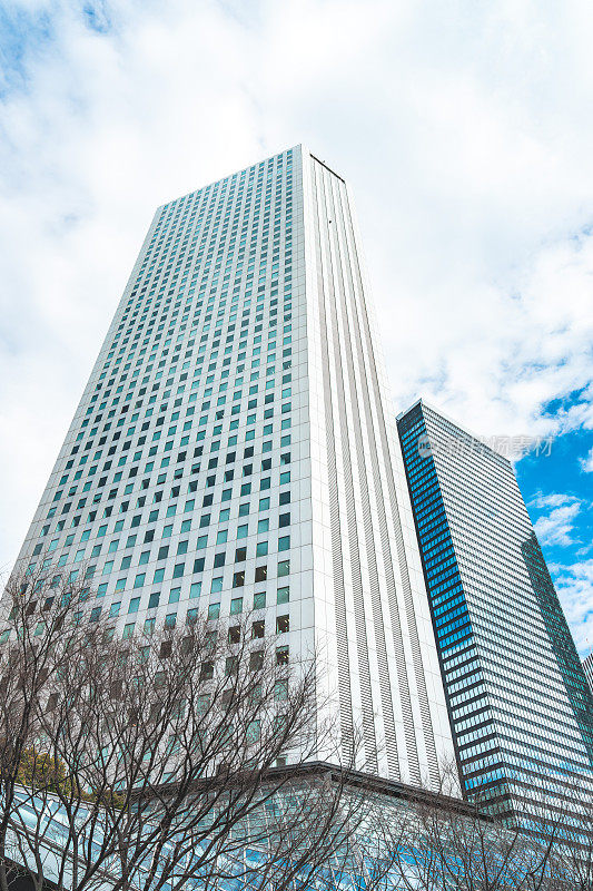 高楼大厦和蓝天——日本东京新宿