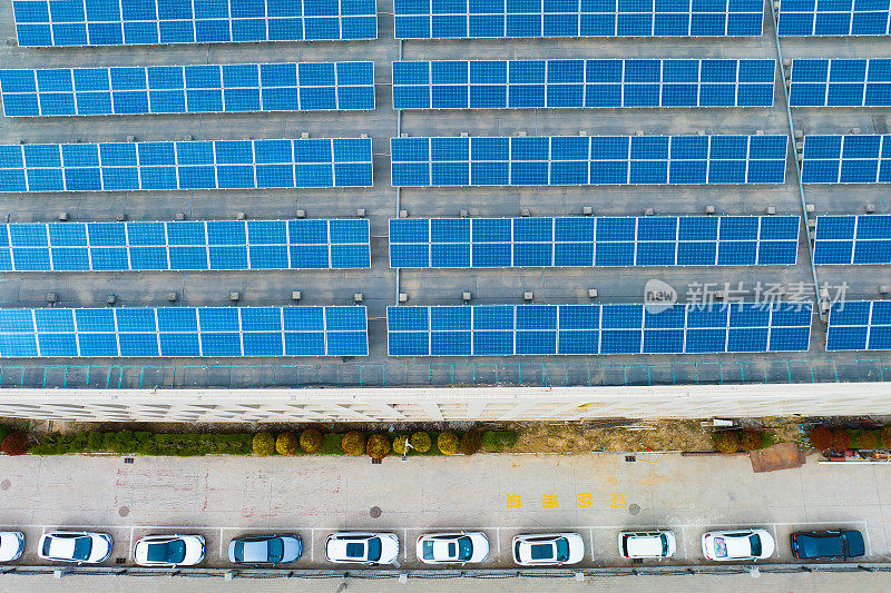 现代工厂屋顶上的太阳能电池板
