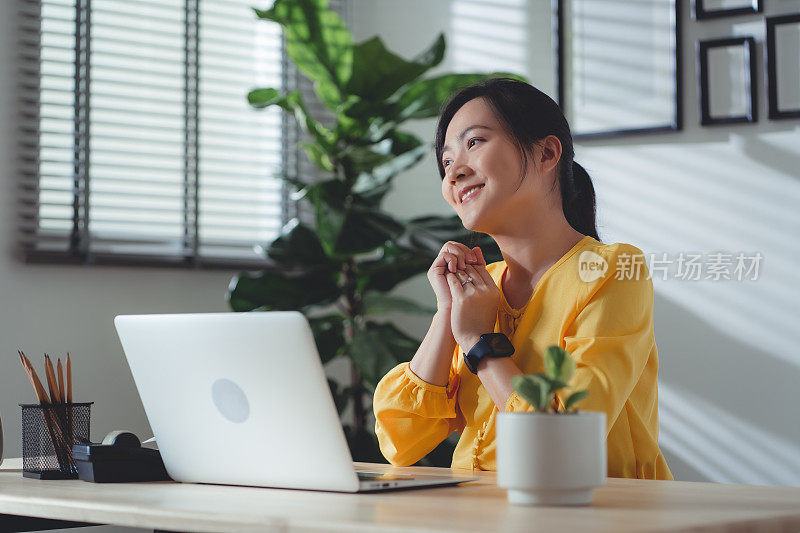 亚洲女人开心的笑着感觉坠入爱河。