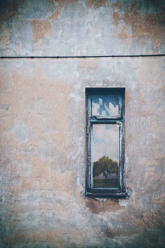 老窗户在水平的彩色构图与旧脏墙。