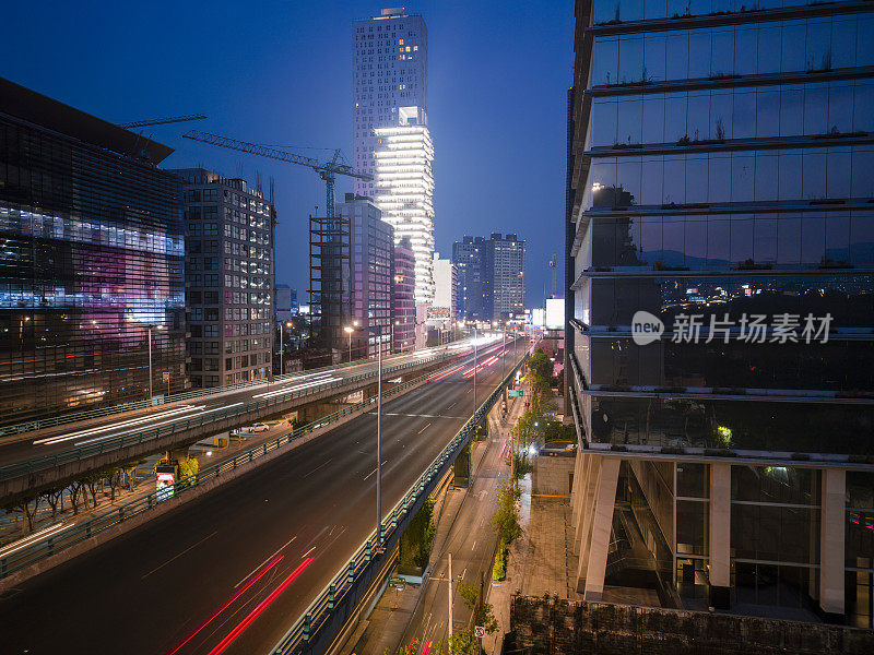 高架道路上的交通