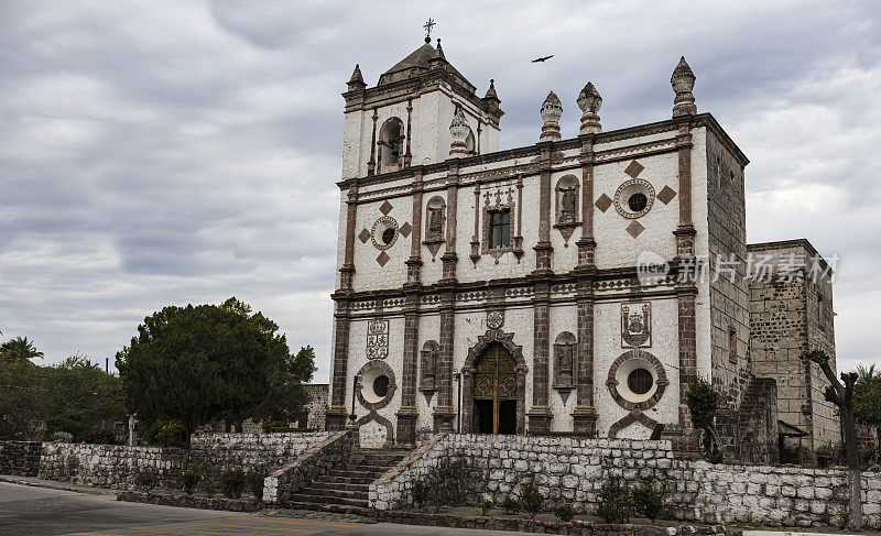 圣伊格纳西奥·卡达卡曼传教会是由耶稣会传教士胡安·鲍蒂斯塔·德·卢扬多于1728年在墨西哥下加利福尼亚南部圣伊格纳西奥的现代城镇所在地建立的。