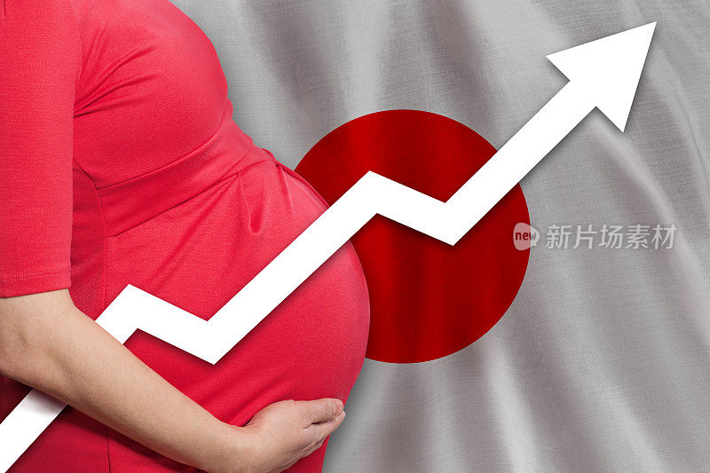 近距离拍摄日本国旗背景上的孕妇。出生率上升