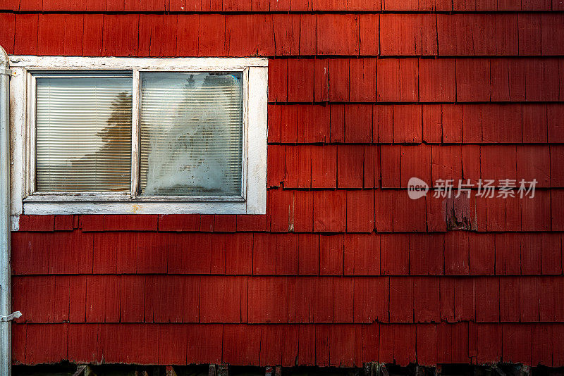 有窗户的老红色木墙
