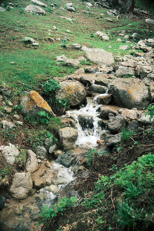 山间河流