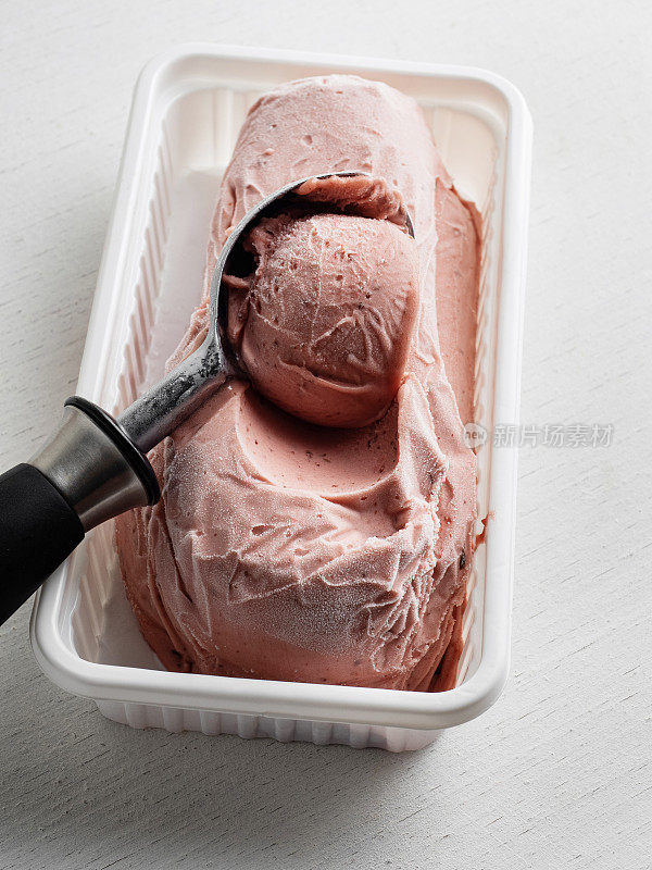 草莓冰淇淋，冰沙，金属勺从盒子里刮出冰淇淋，草莓冰淇淋和冰淇淋勺，冰淇淋