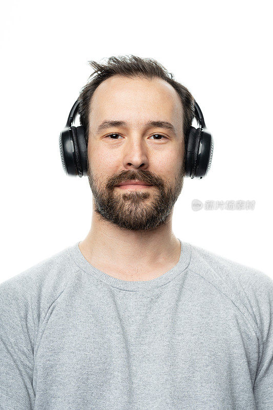一个人戴着耳机听音乐