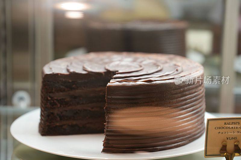 玻璃陈列柜里的巧克力蛋糕的特写
