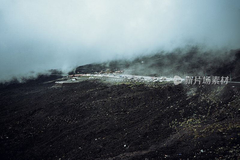 意大利西西里岛埃特纳火山上的西尔弗斯蒂火山口附近的道路