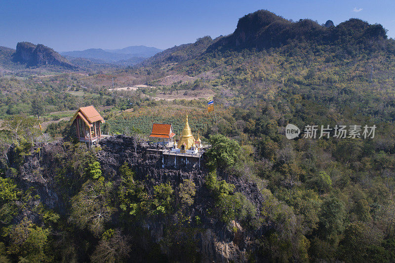 鸟瞰北碧府外山顶上的老虎洞寺