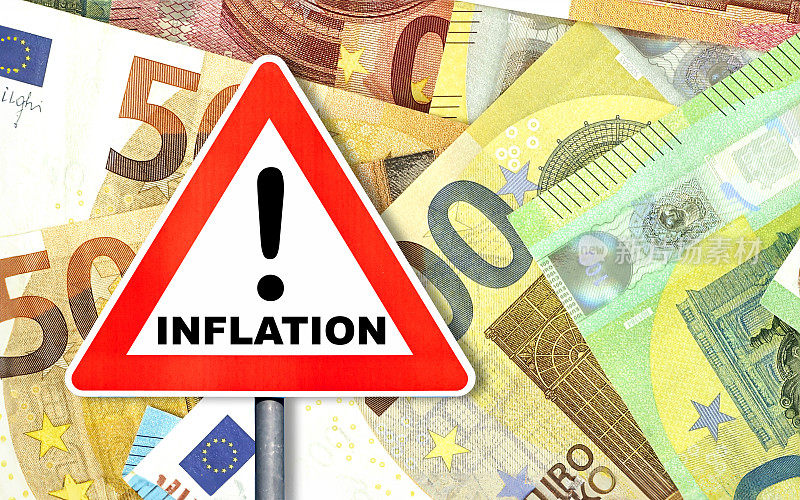 注意:欧元钞票前面有通货膨胀交通警告标志