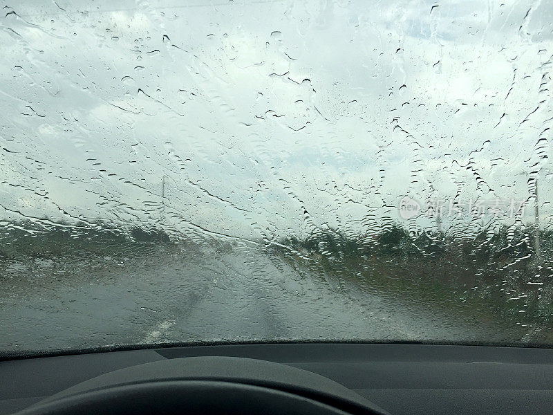 下雨天开车