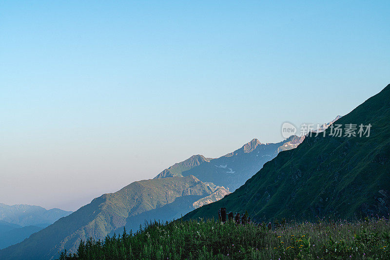 美丽的高加索山脉在早晨。Bzerpinsky飞檐观景