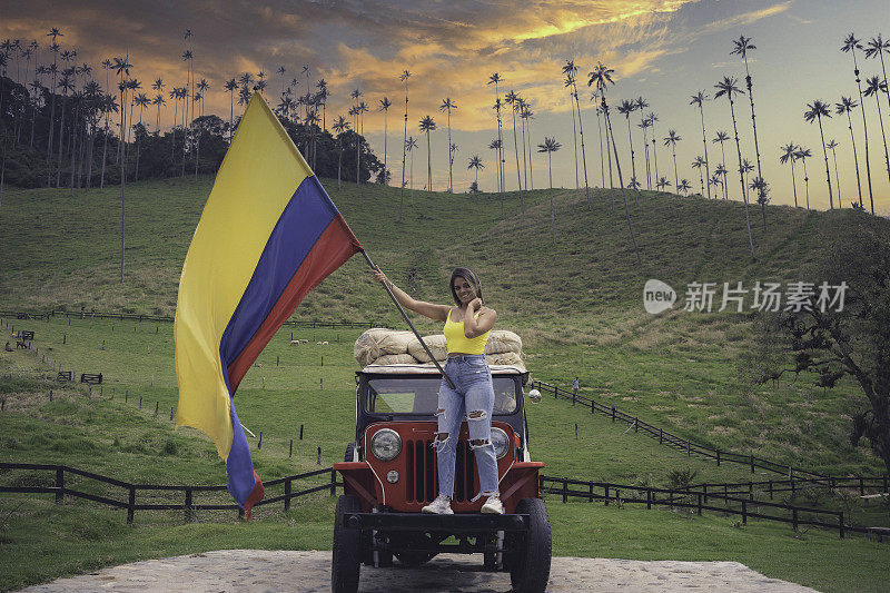 在威利斯吉普车上举着哥伦比亚国旗的女人