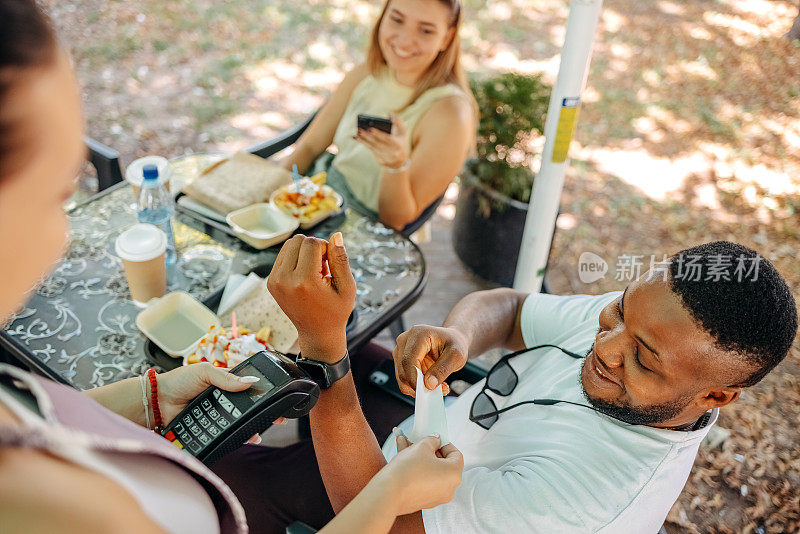 在户外餐厅用智能手表付款