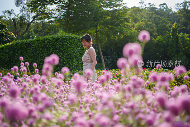 花园里的女孩