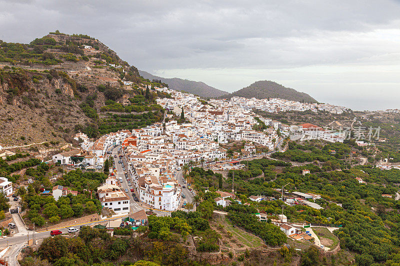 西班牙安达卢西亚的一个白色村庄——弗里吉拉纳的高架景观。