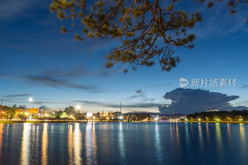 宣香湖日落，远处是大叻市，高楼大厦，交通，市场。以大拉市中心广场为中心的旅游城市。