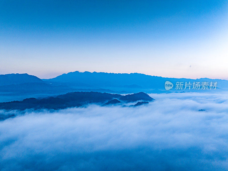 航拍山上美丽的日出和云海