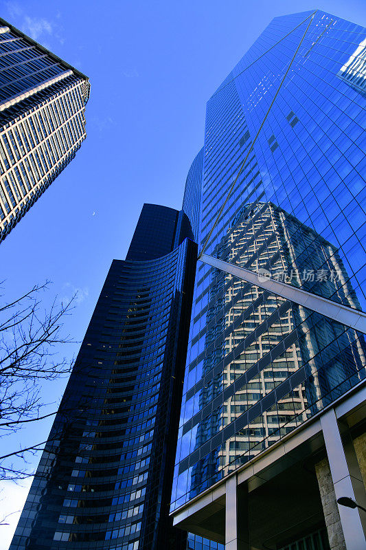 反映西雅图市政大厦的F5塔，西雅图，华盛顿州，美国