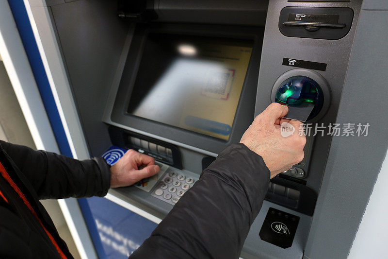 使用借记卡和信用卡通过自动柜员机完成交易的银行客户