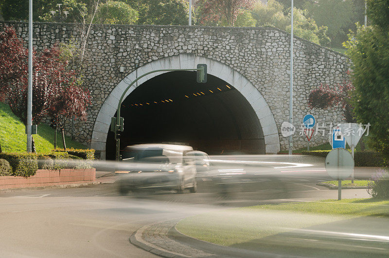 交通繁忙的公路隧道