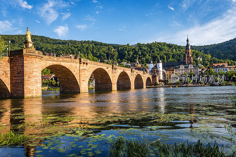 德国著名城市海德堡，内卡河上有一座古老的石桥