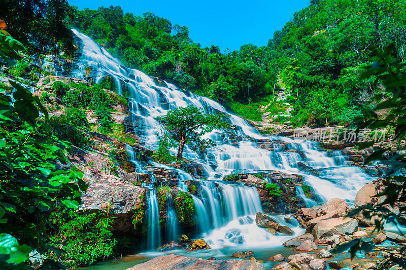 泰国清迈因他侬国家公园梅雅瀑布令人惊叹的森林深处大瀑布。翻译文本湄雅瀑布