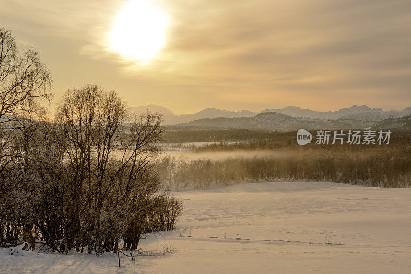 挪威冬日的日落，冰天雪地