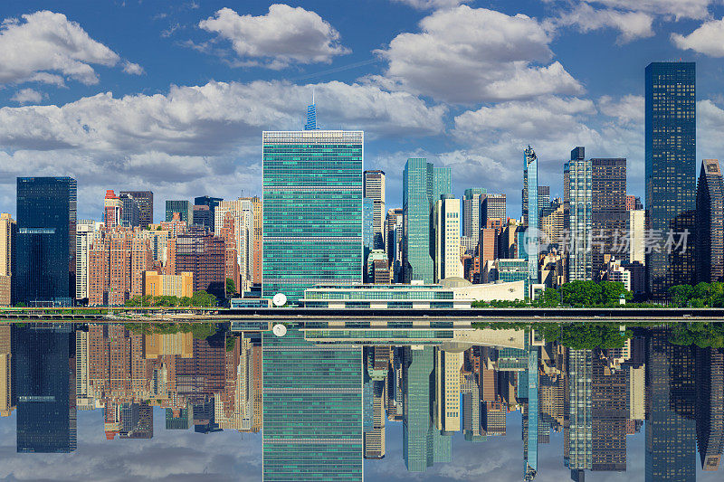 纽约天际线与联合国大楼和曼哈顿东区的摩天大楼在早晨，纽约，美国。