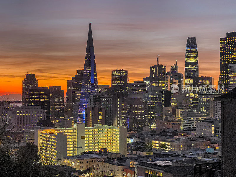 日出时的旧金山天际线鸟瞰图