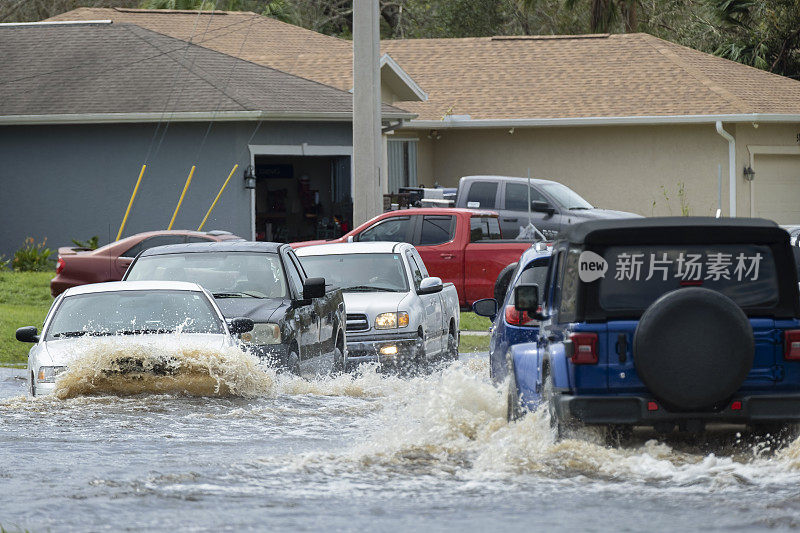 飓风伊恩登陆后，佛罗里达居民区街道被洪水淹没，汽车被淹没。自然灾害的后果