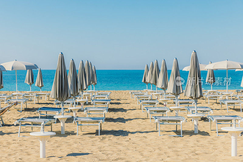 夏天的乐趣在普利亚地区的意大利海滩