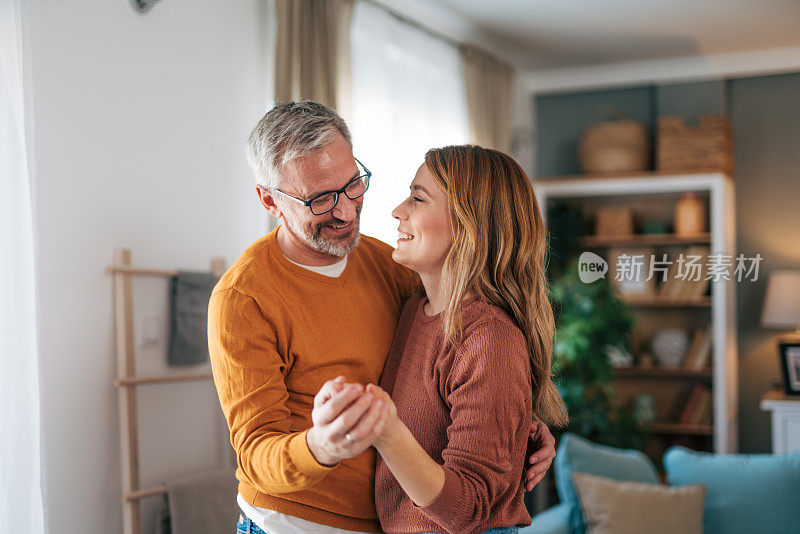 快乐，跳舞和爱的夫妻关系，在家里一起在客厅里玩得开心。