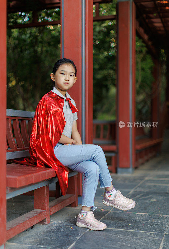 坐在中国传统建筑里的超女