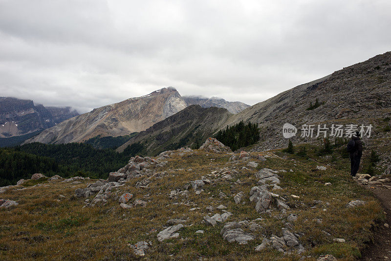 徒步旅行者，在崎岖的山路上几乎看不见