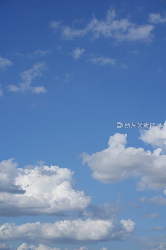 天空蔚蓝，美丽的天空有云