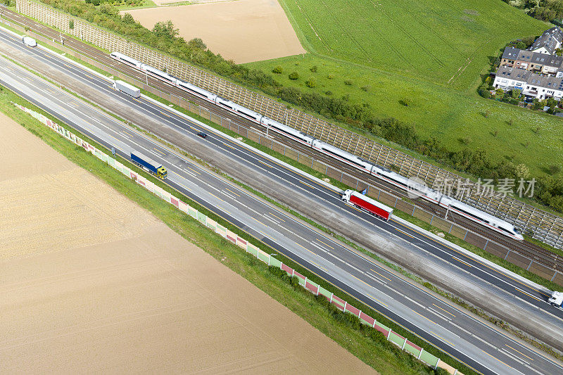 多车道高速公路和高速列车-鸟瞰图