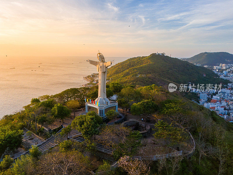 鸟瞰越南凤头市，俯瞰这座宁静美丽的海滨城市，站在凤头市Nho山上的基督雕像后面。