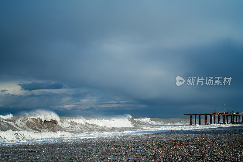 在暴风雨的天气里，海浪冲击着码头