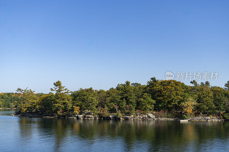 安大略湖上加纳诺克附近的千座岛屿之一