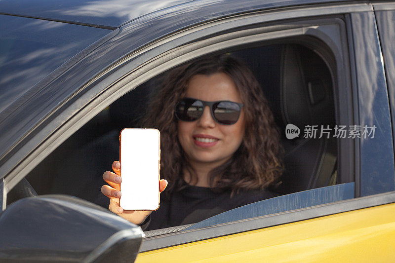 女出租车司机使用手机。手机应用程序