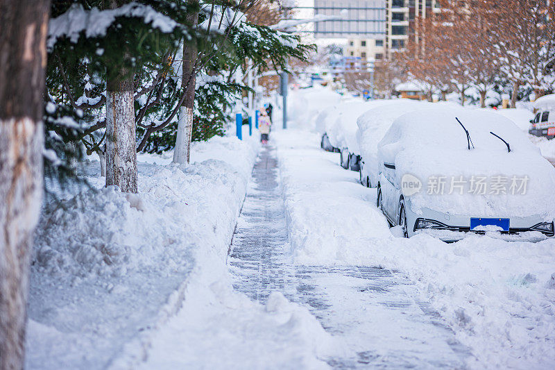 被大雪困住的汽车一动不动地停在房子院子里的雪地里