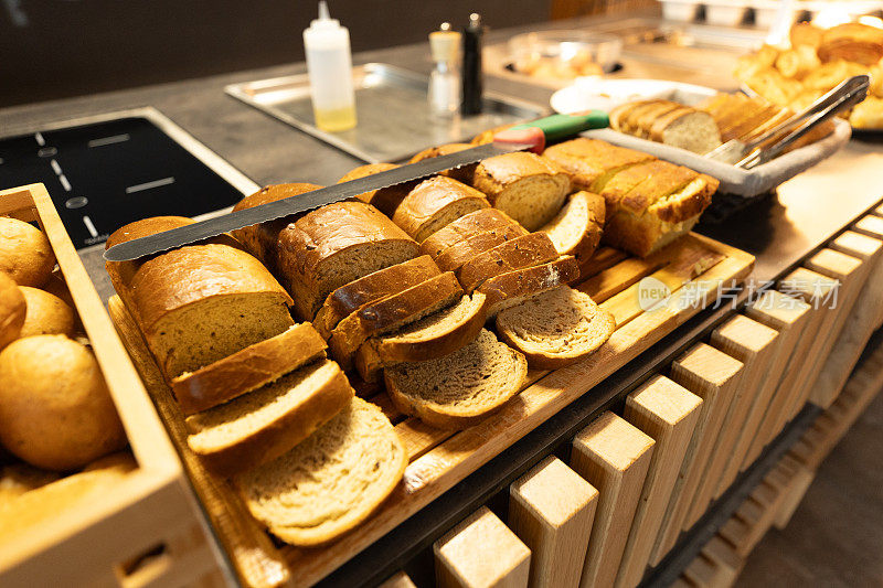 新鲜的面包在面包店角落在豪华酒店自助早餐