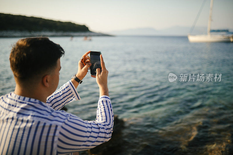 年轻人在海边享受时光