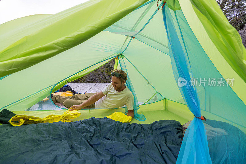 夜间的巢:一个人在他的帐篷里准备了睡袋和垫子，在荒野中感到舒适