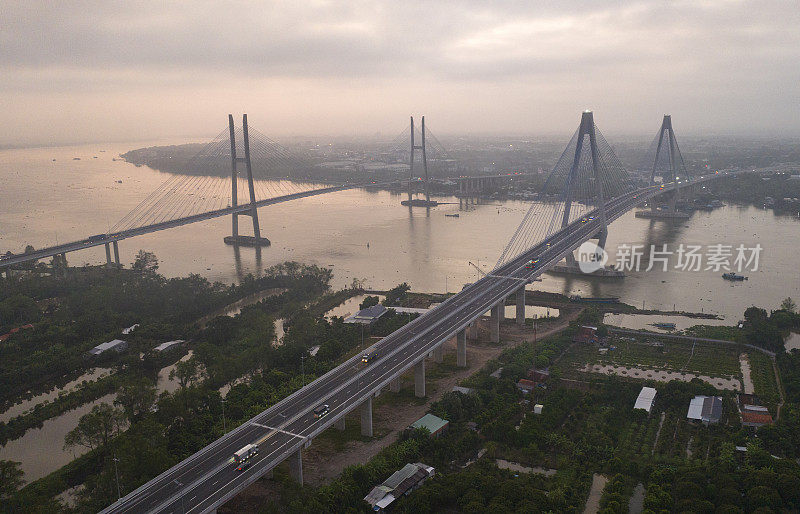 日落时的美顺桥，越南天江省