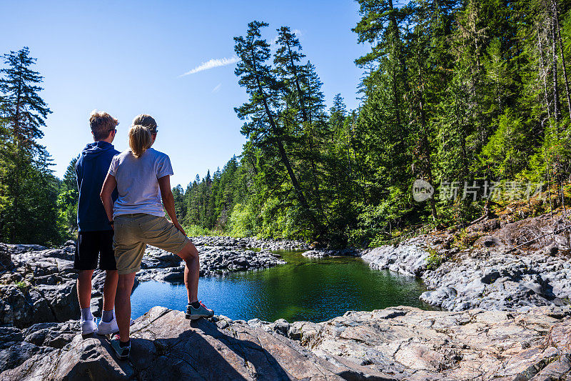 一对母子在加拿大不列颠哥伦比亚省徒步旅行时，在一个美丽的湖边