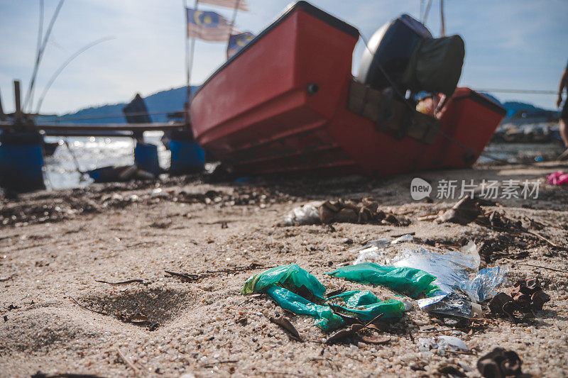 海滩上被冲上来的塑料垃圾的广角镜头